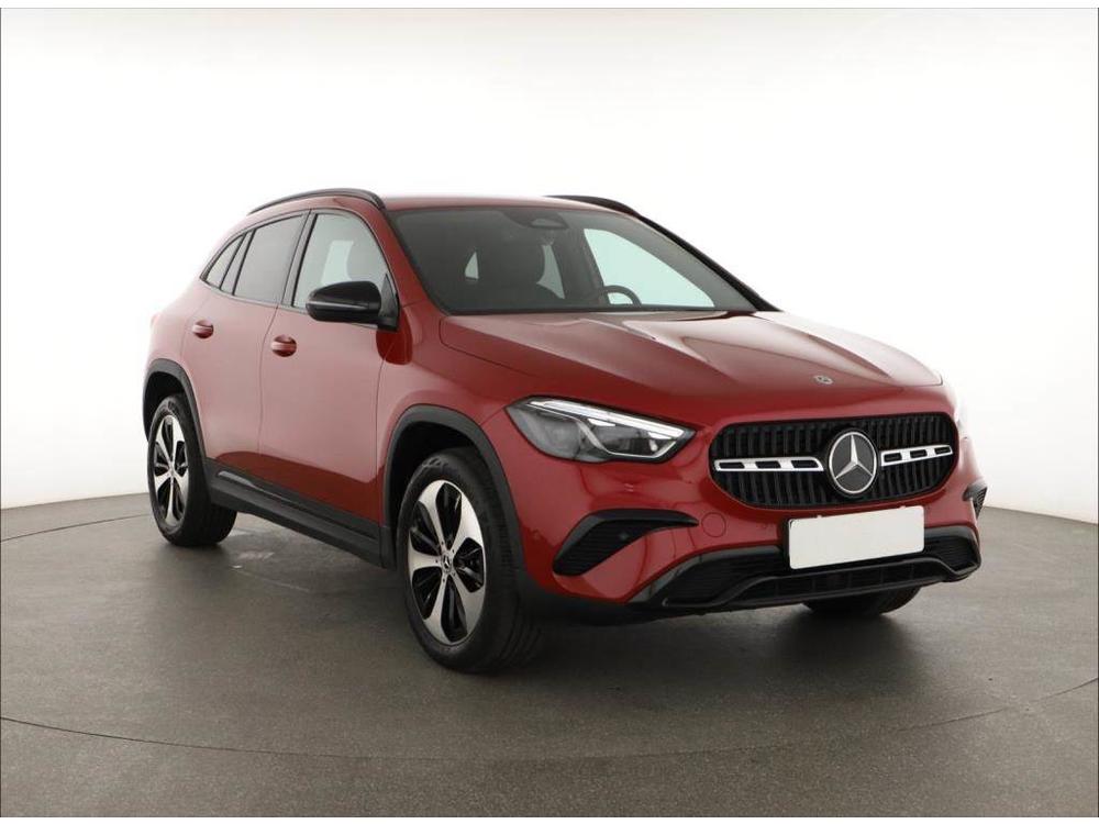 Prodm Mercedes-Benz GLA  200, Progressive, Navigace