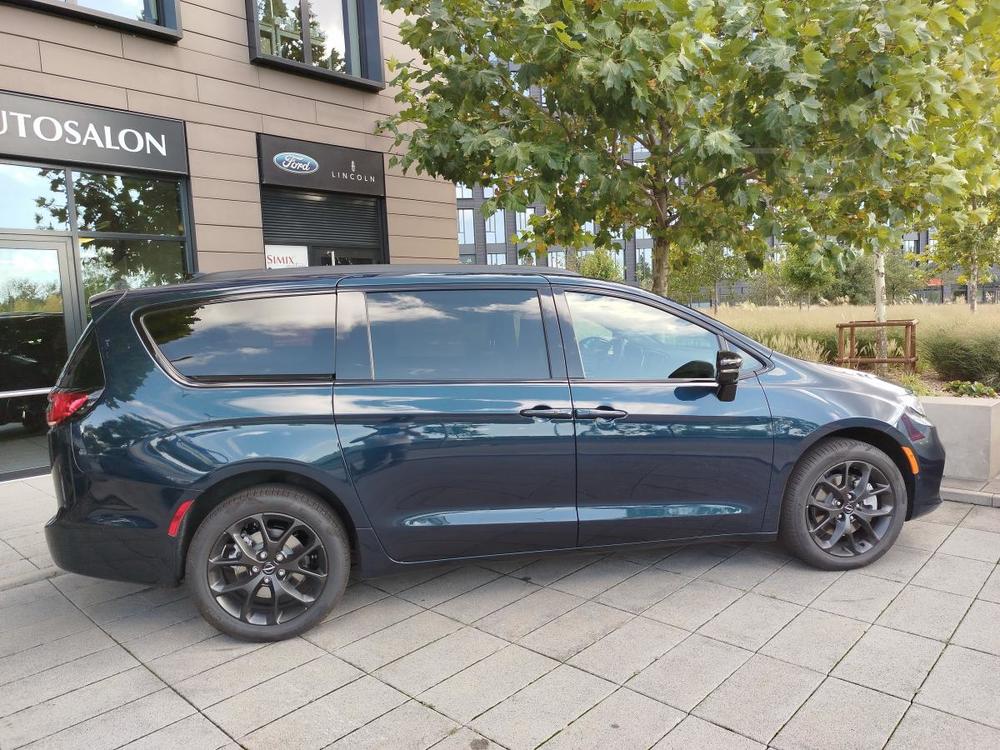 Chrysler Pacifica Limited AWD SKLADEM