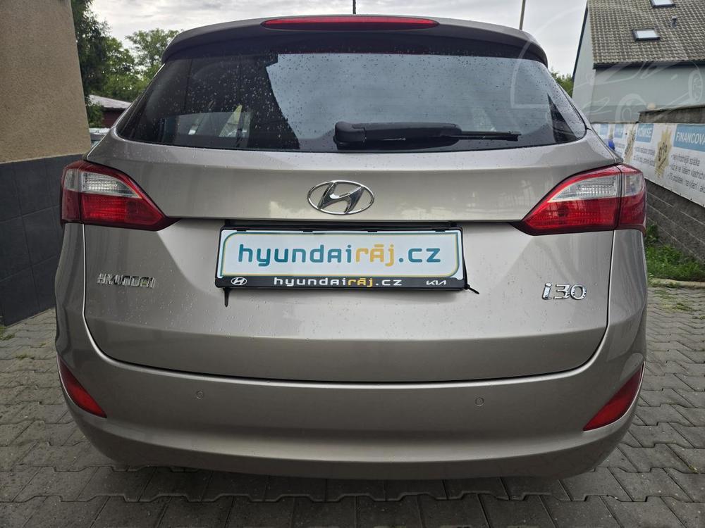 Hyundai i30 1.6-SENZORY-spot.5,5l/100km