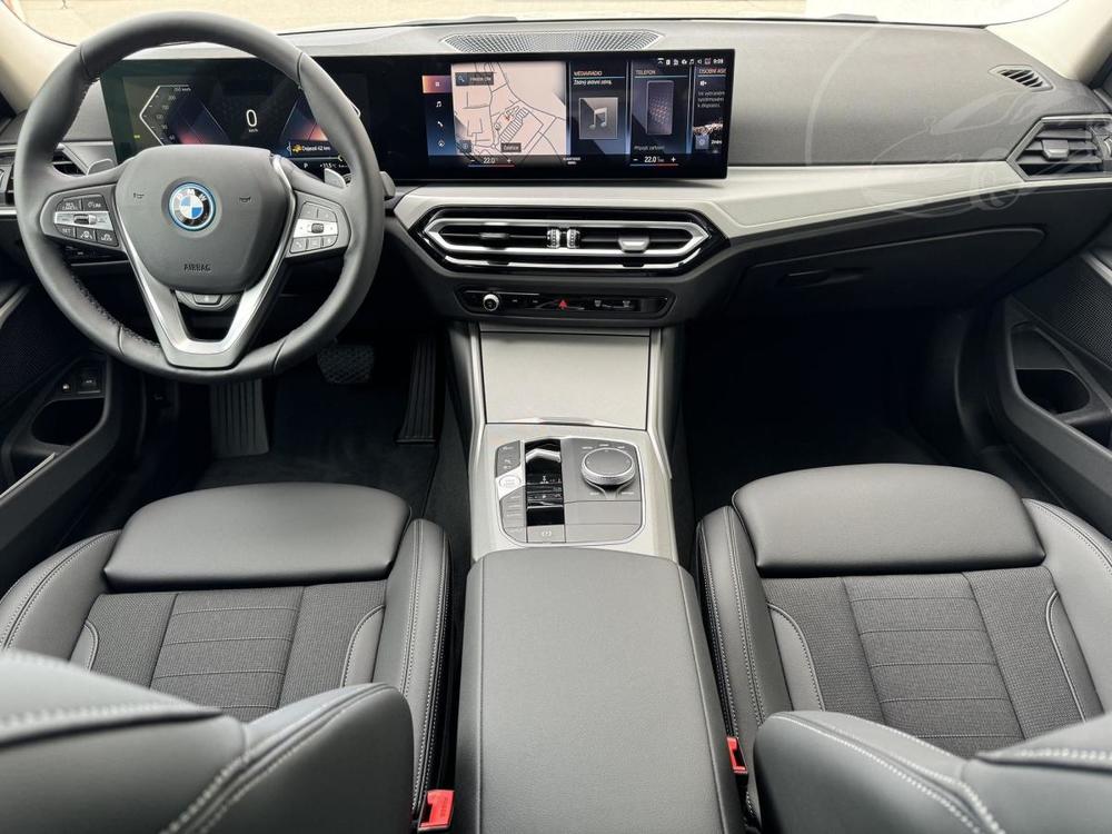 BMW 330 e xDrive Sedan