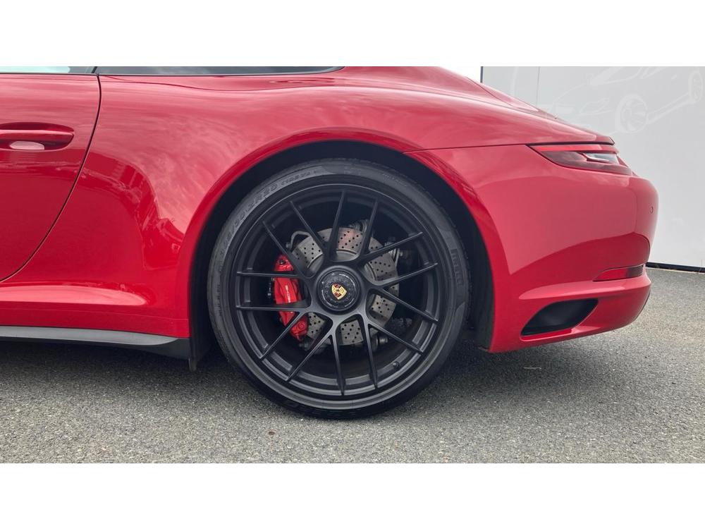 Porsche 911 Carrera 4 GTS