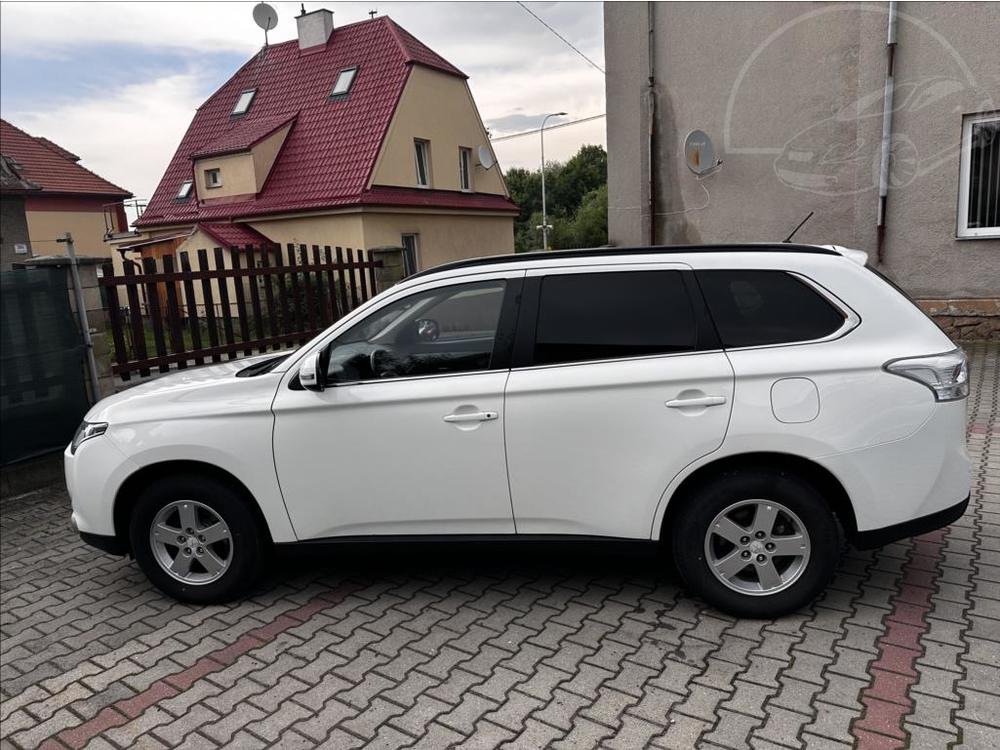 Mitsubishi Outlander 2,3 INTENSE+ DI-D 4WD