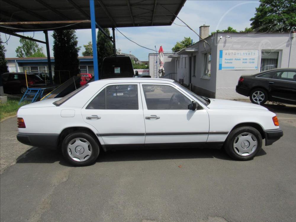 Mercedes-Benz 124 2,0 77kW Automat Sedan