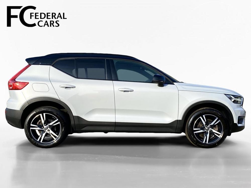 Volvo XC40 B4 FWD // R-DESIGN //