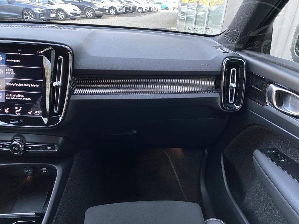 Volvo XC40 B4 FWD // R-DESIGN //