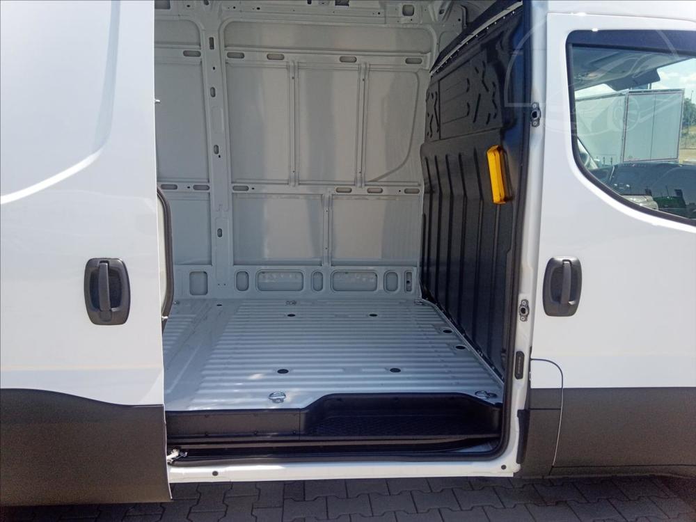 Iveco Daily 2,3 nov  35S14V 12m3