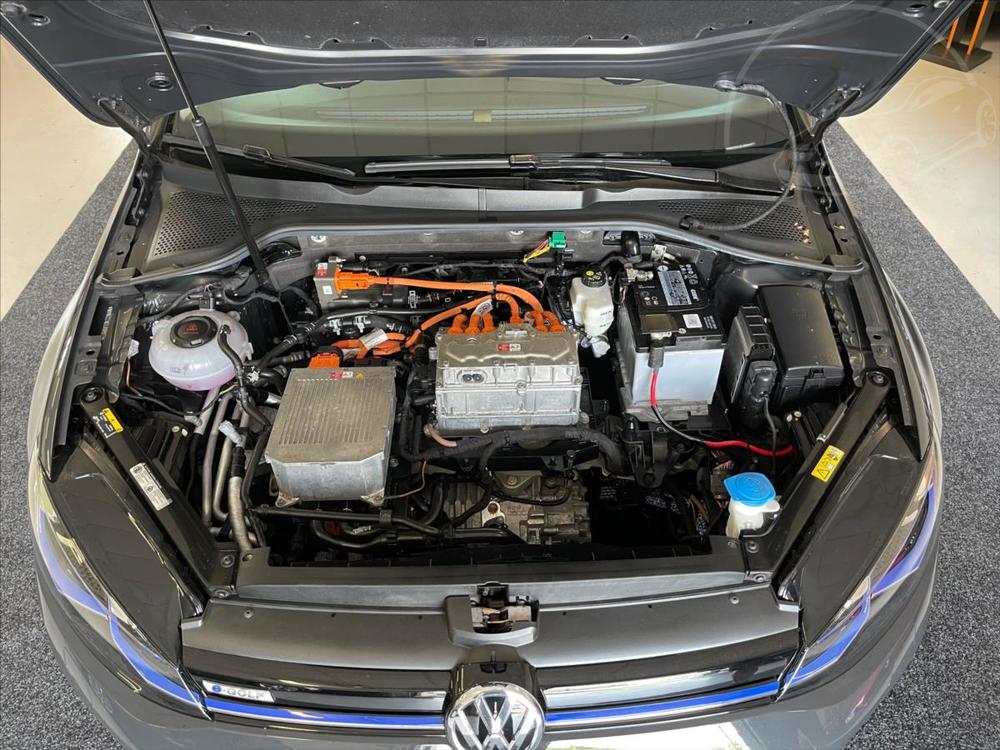 Volkswagen e-Golf 100kW DPH, Po servisu!