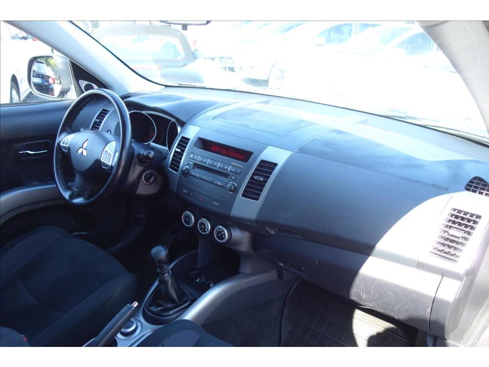 Mitsubishi Outlander 2,0 DI-D, R, 1 MAJ., 7MST.