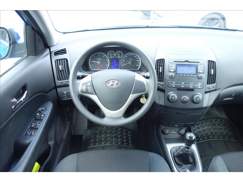 Hyundai i30 1,6 CRDi, R, SERVISN KNIHA.