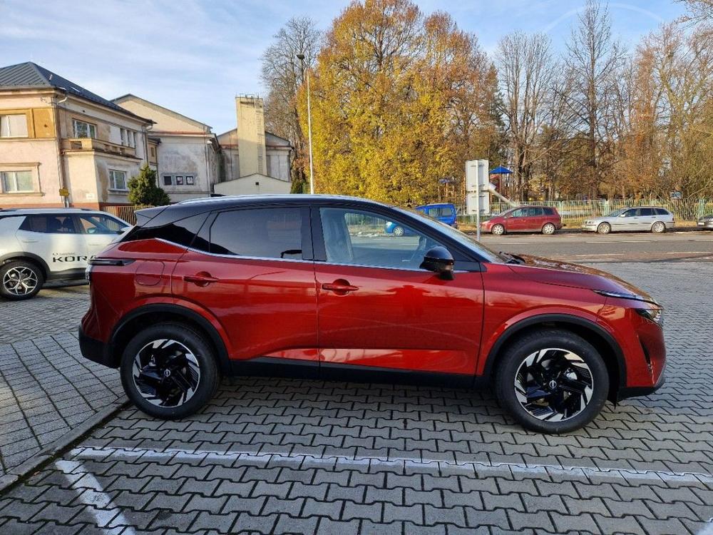 Nissan Qashqai 1.3T mHEV AT, SKLADEM