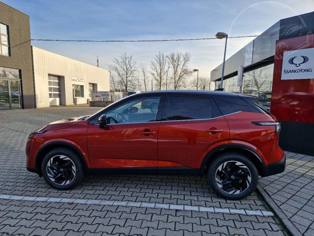 Nissan Qashqai 1.3T mHEV AT, SKLADEM