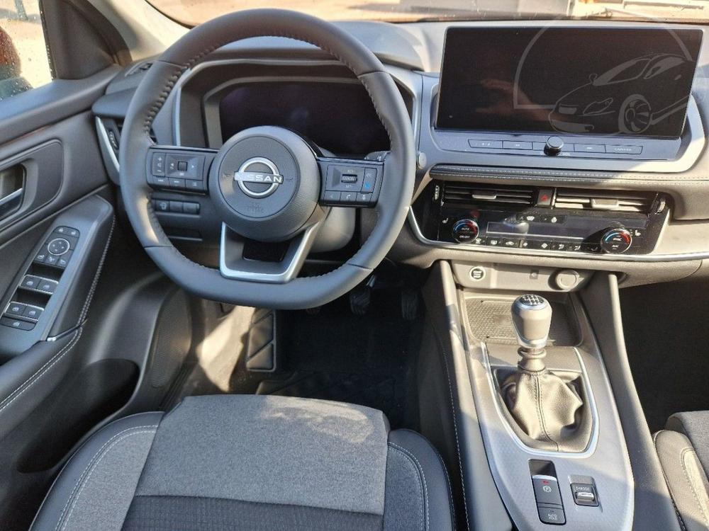 Nissan Qashqai 1.3T mHEV MT, SKLADEM