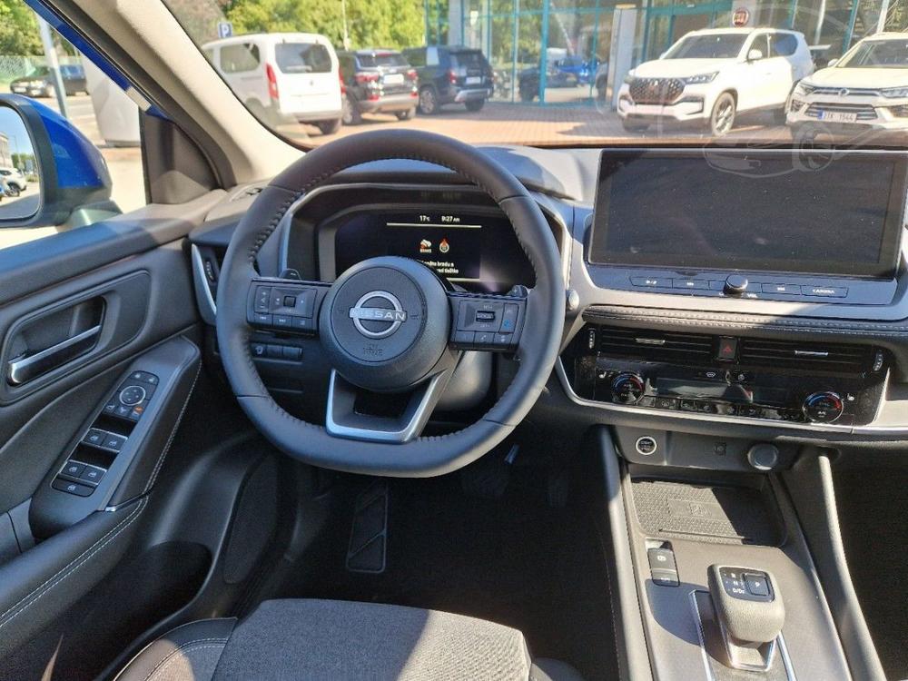 Nissan Qashqai 1.3T mHEV AT, SKLADEM